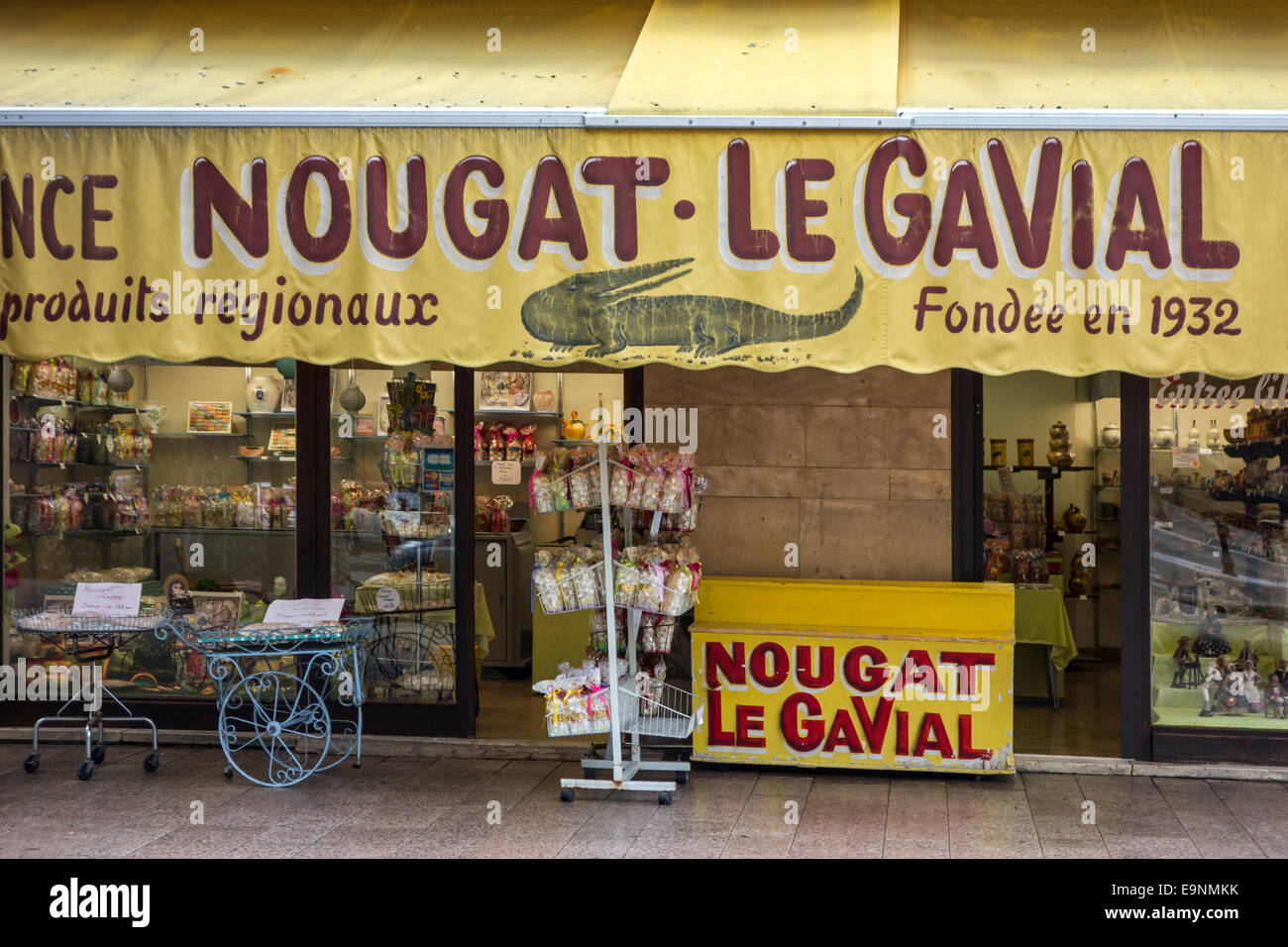 Magasin de bonbons Nougat Le gavial la vente de spécialités régionales à Montélimar, Rhône-Alpes, Drôme, France Banque D'Images