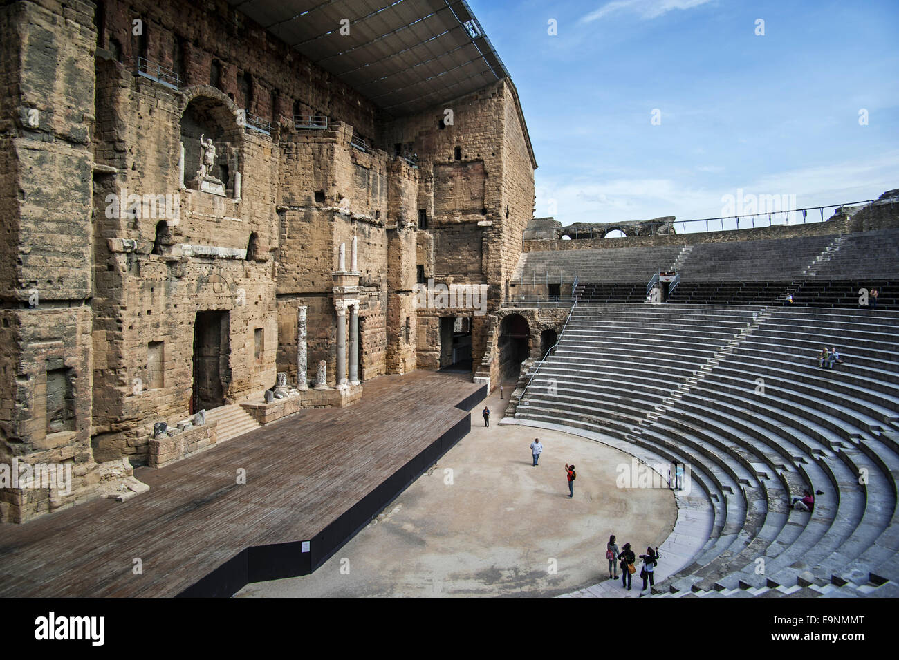 Les touristes dans l'auditorium et du frons scaenae Roman Théâtre antique d'Orange / Théâtre Antique d'Orange, Vaucluse, France Banque D'Images