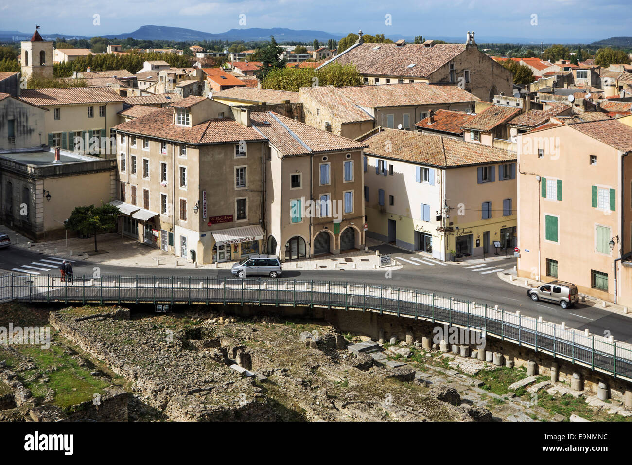 Vue sur les fouilles archéologiques et maisons de la ville vu de l'Orange le théâtre antique, Vaucluse, France Banque D'Images