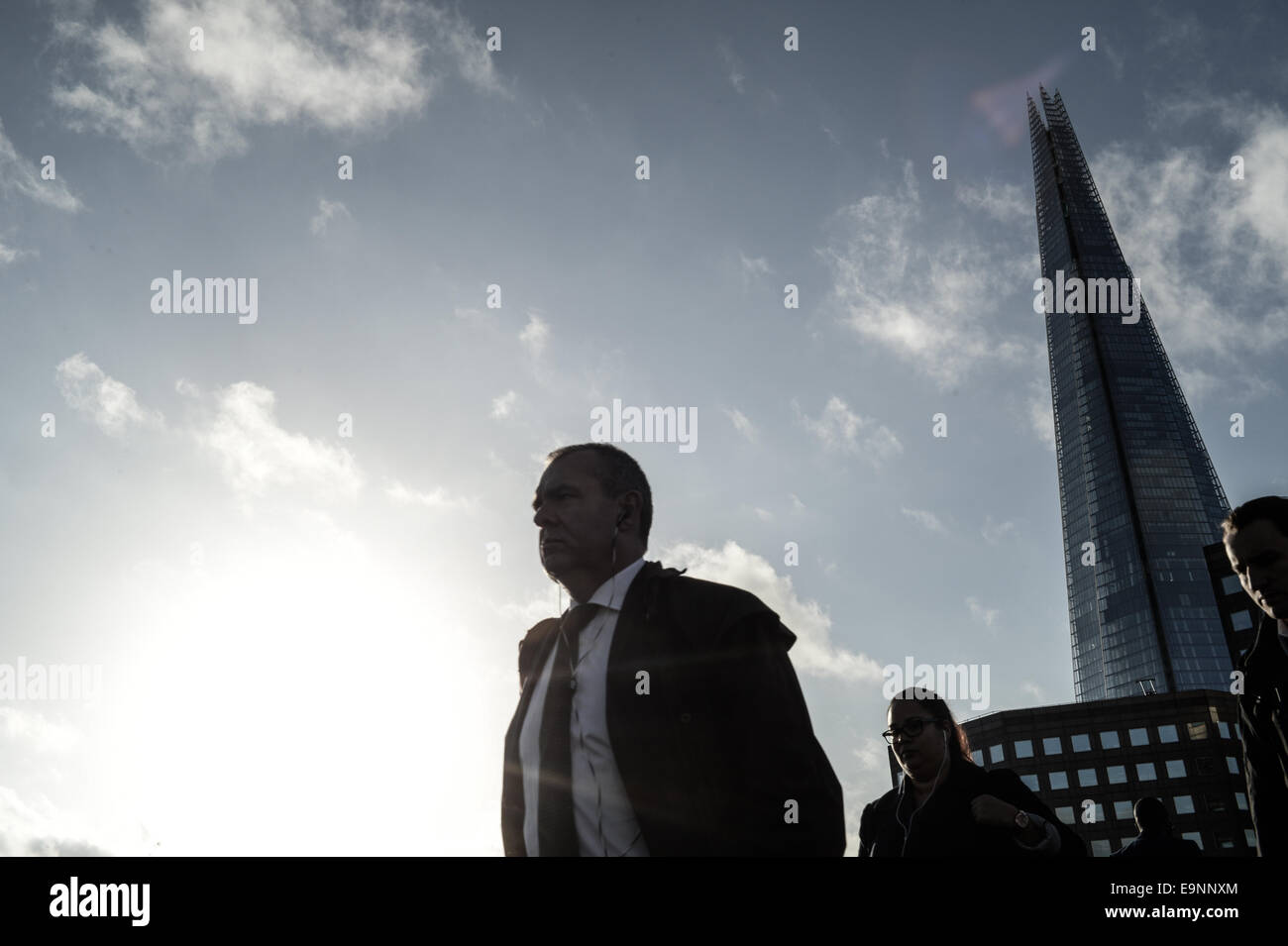 Scène de rue londonienne avec des employés de bureau et des gens d'affaires marchant devant un bâtiment portant des costumes prêts à aller au bureau pendant les heures de pointe. Banque D'Images