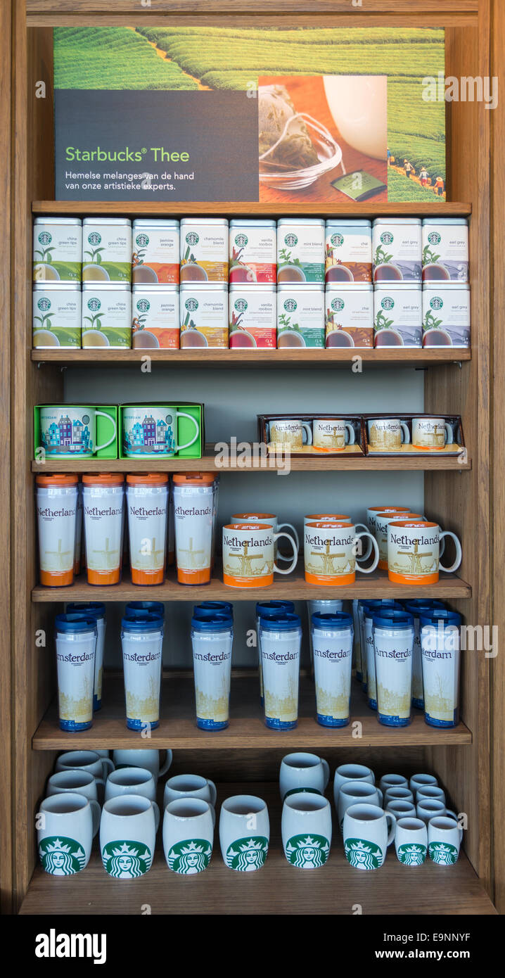 AMSTERDAM, le 4 août:chaîne de café Starbucks à Seattle est présent dans presque toute l'Europe, sauf en Italie Banque D'Images AMSTERDAM, le 4 août:chaîne de café Starbucks à Seattle est présent dans presque toute l'Europe, sauf en Italie Banque D'Images