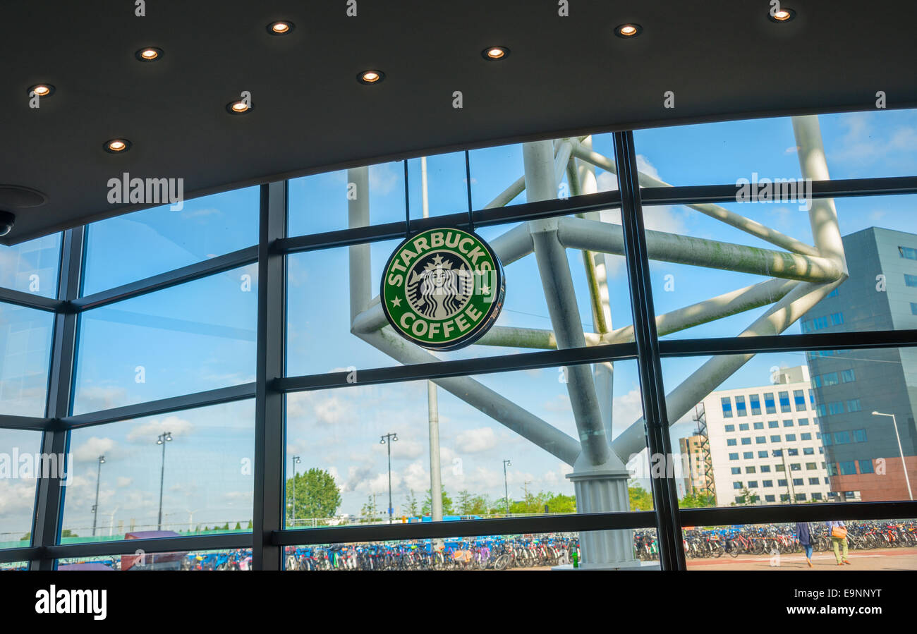AMSTERDAM, le 4 août:chaîne de café Starbucks à Seattle est présent dans presque toute l'Europe, sauf en Italie le 4 août 2014 dans Banque D'Images AMSTERDAM, le 4 août:chaîne de café Starbucks à Seattle est présent dans presque toute l'Europe, sauf en Italie le 4 août 2014 dans Banque D'Images