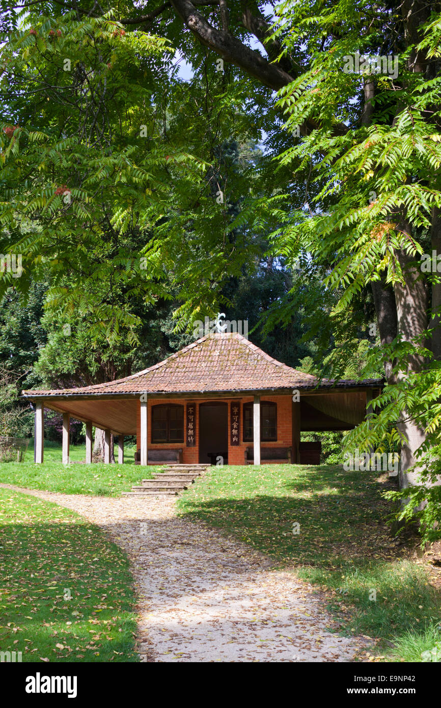 Les Japonais Rest House at Batsford arboretum du parc dans le village de Cotswold Batsford, Gloucestershire UK Banque D'Images