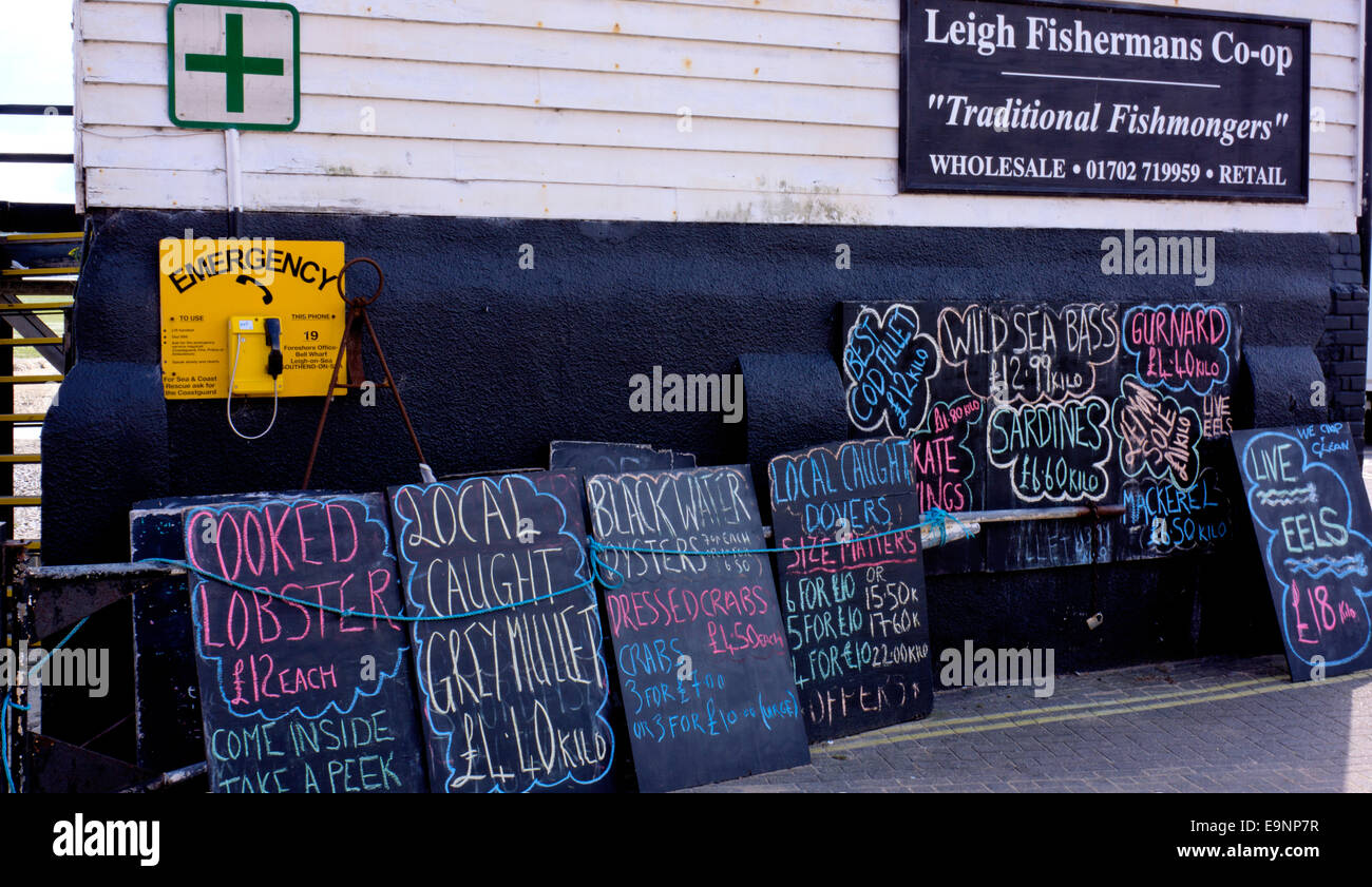 Leigh Fishermans Coop afficher les prix de leur poisson pour la vente. Banque D'Images