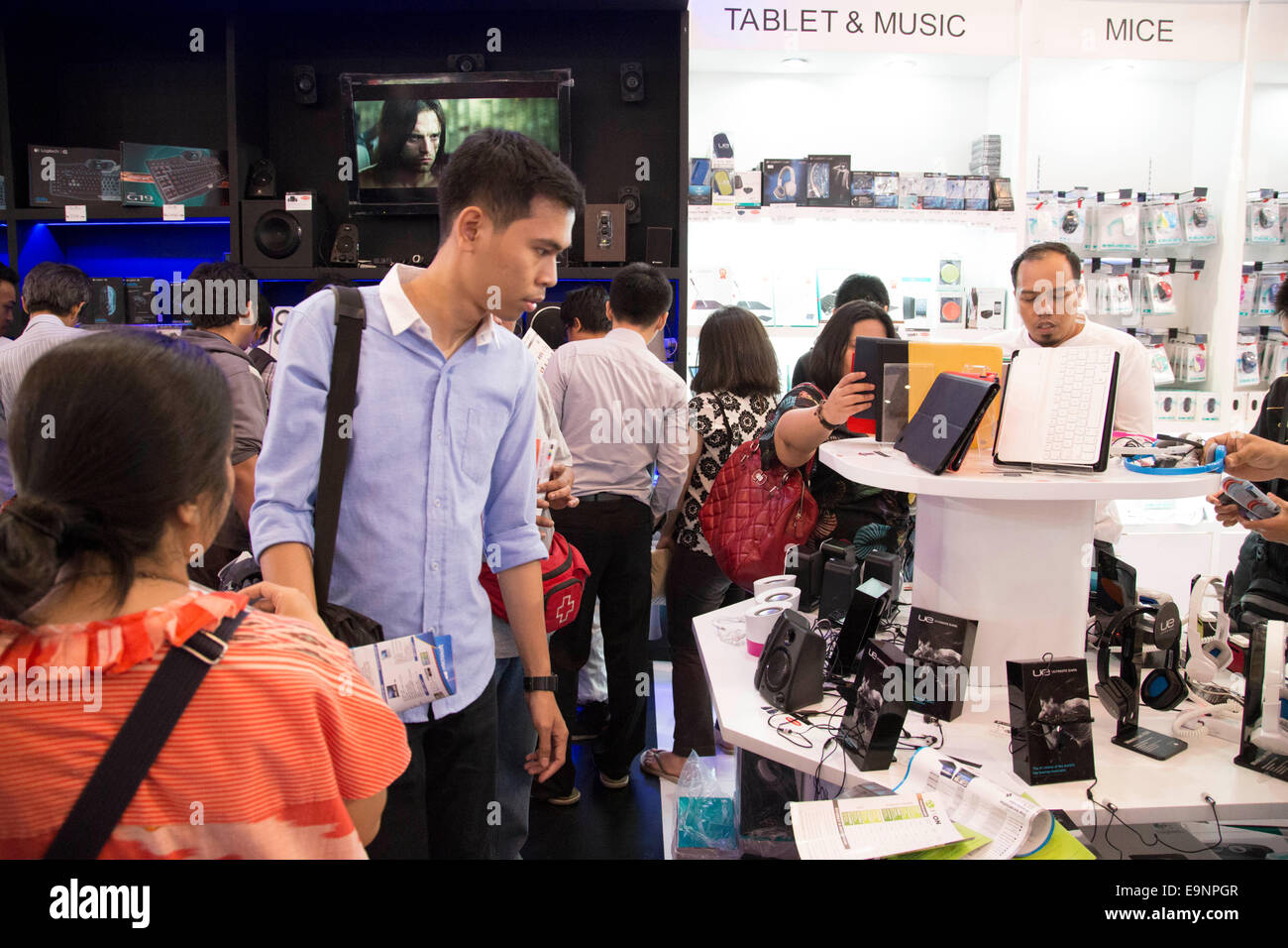 Jakarta, Indonésie. 30 octobre, 2014. La Musique, tablette pour ordinateur portable et d'outils sont les plus exposées à l'exposition. L'Indonésie s'est tenue à l'exposition informatique Indocomtech Jakarta Convention Center. Beaucoup de grands produits de marque tels que HP, Dell, Lenovo inscrivez-vous l'exposition en donnant à escompte énorme d'obtenir l'attention du visiteur. Credit : Donal Husni/Alamy Live News Banque D'Images