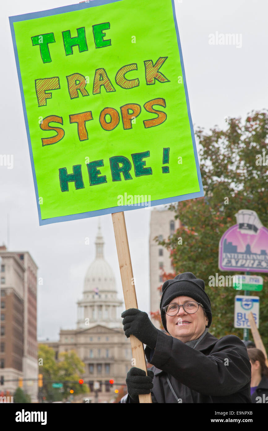 Lansing, Michigan - Membres du groupe 'Ban Fracking Michigan' contre une vente aux enchères de concessions pétrolières et gazières sur les terres domaniales. Banque D'Images