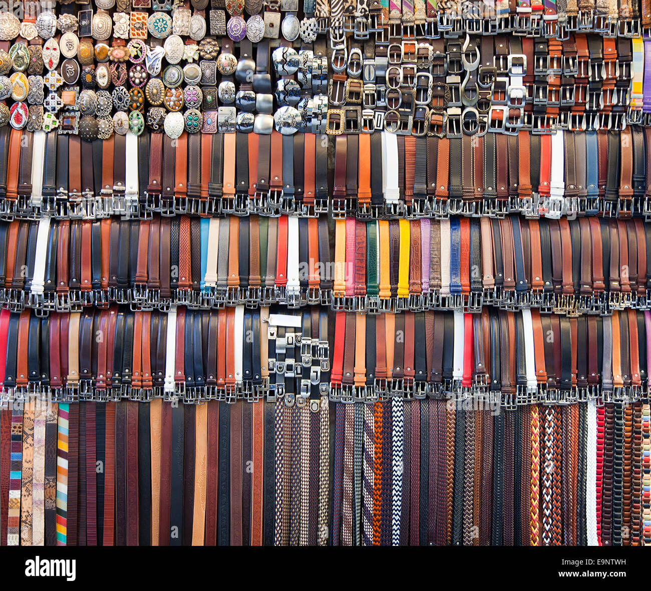 De nombreuses ceintures en cuir de couleur sur un marché. Banque D'Images