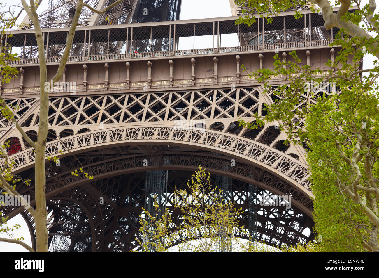 Détail de la partie inférieure de la Tour Eiffel, Paris. Banque D'Images