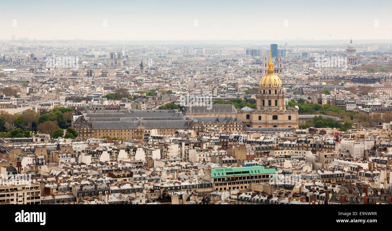 La photo montre la ville parisienne prise sur le gratte-ciel avec différentes maisons et monuments. Banque D'Images