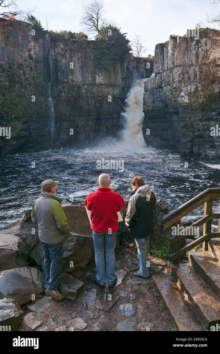 Les gens à la Force à Haute cascade dans Teesdale, Angleterre du Nord-Est, Royaume-Uni Banque D'Images