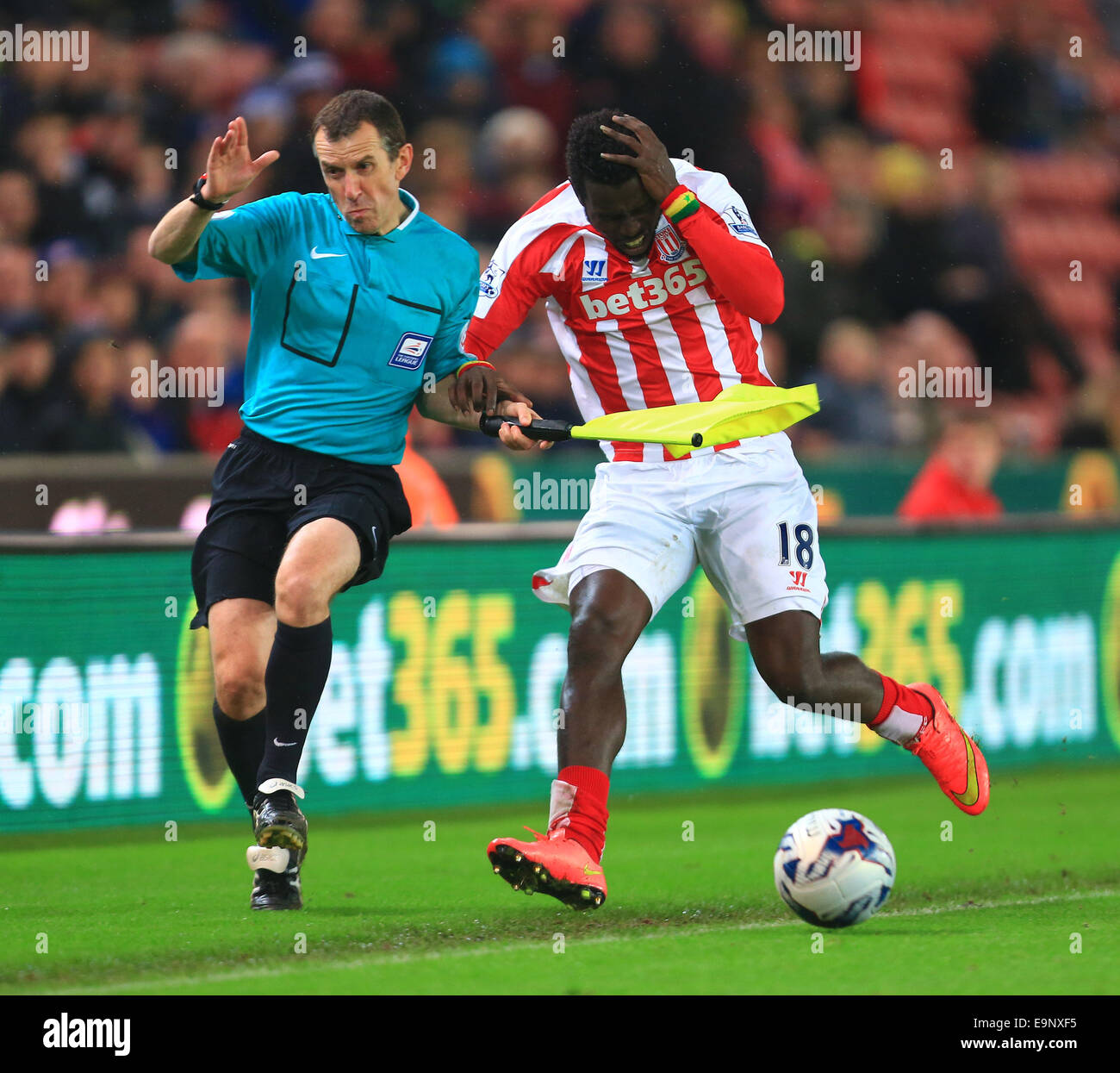 Stoke, UK. 29 Oct, 2014. Stokes Mame Biram Diouf entre en collision avec le juge de ligne - Stoke City vs Southampton - Capital One League Cup - Britannia Stadium - Stoke - 29/10/2014 Philippe Pic Oldham/Sportimage. © csm/Alamy Live News Banque D'Images