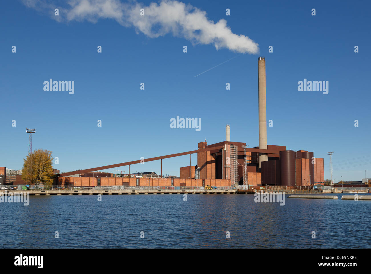 Hanasaari B centrale est une centrale au charbon de cogénération à Helsinki. Sa cheminée a une hauteur de 150 m (490 ft). Banque D'Images