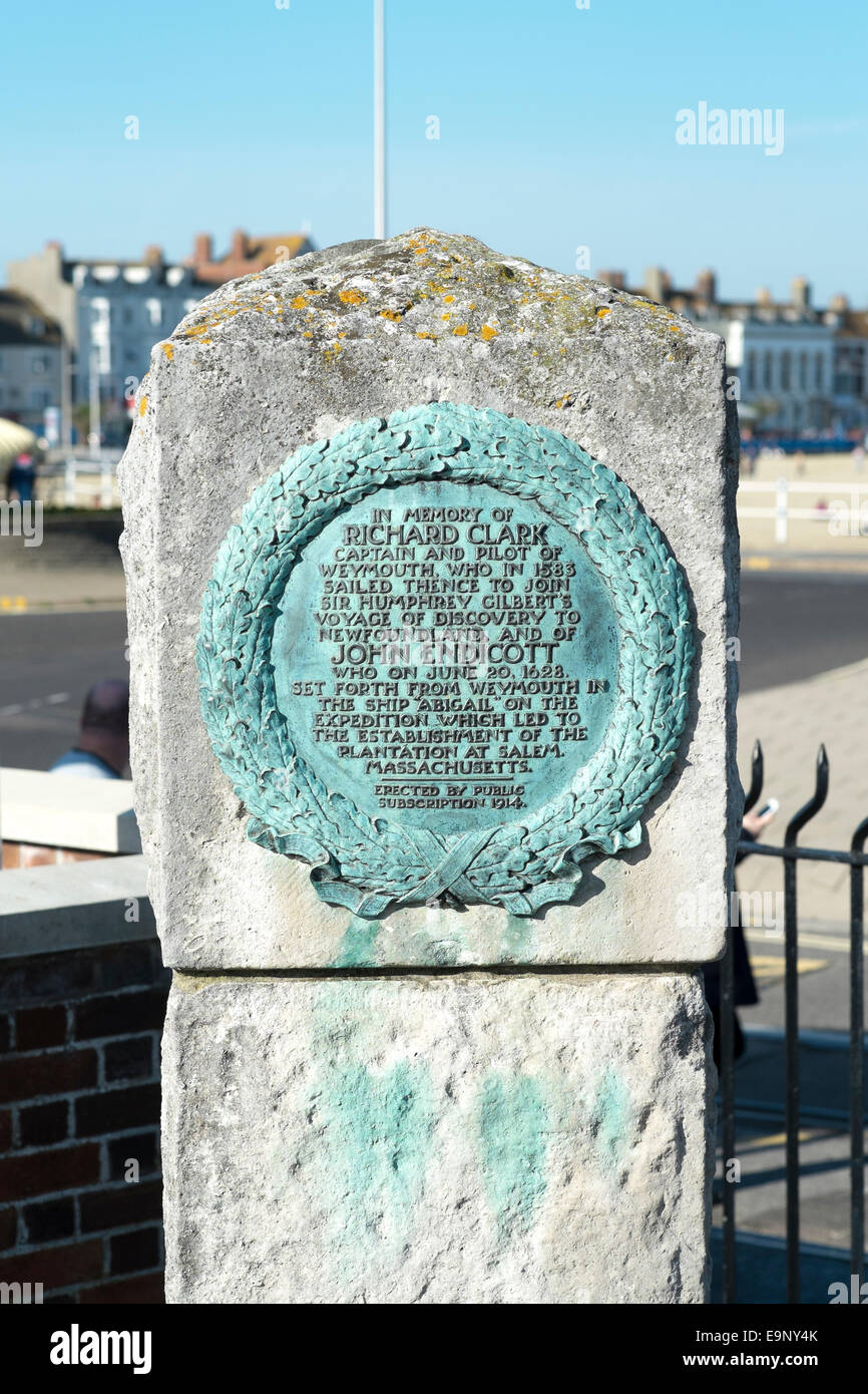 Plaque en bronze sur colonne en pierre de Portland à la mémoire de Richard Clark et John Endicott dans port de Weymouth Dorset UK Banque D'Images