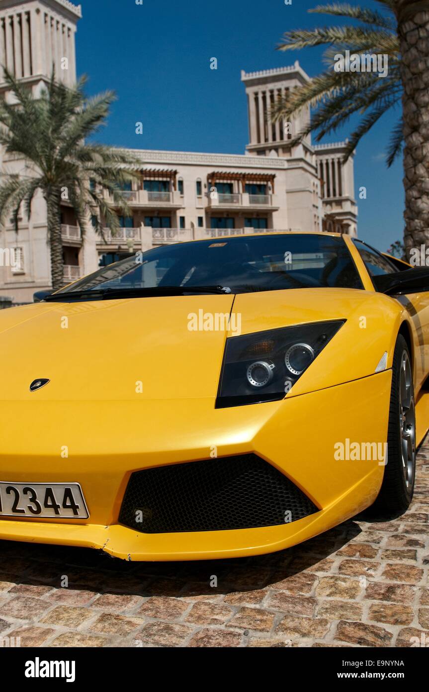 Lamborghini jaune, de location de voiture à l'hôtel Al Qasr Hotel, Madinat Jumeirah Banque D'Images