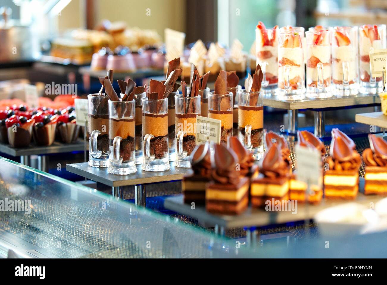 Sélection de desserts à l'hôtel Al Qasr, DUBAÏ, ÉMIRATS ARABES UNIS Banque D'Images