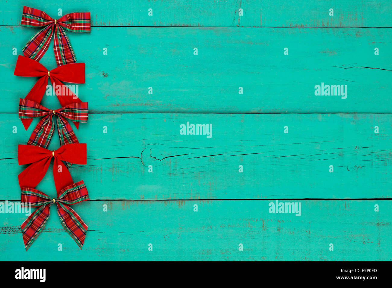 Blank vert antique rustique en arrière-plan avec le velours rouge et du plaid background border Banque D'Images