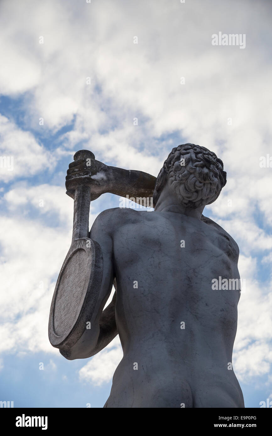 Joueur de tennis. Statue en marbre et le ciel Banque D'Images