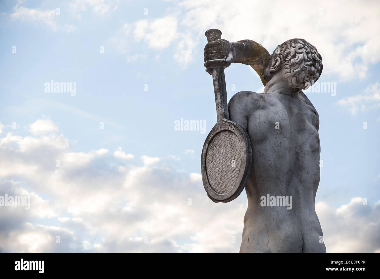 Joueur de tennis. Statue en marbre et le ciel Banque D'Images