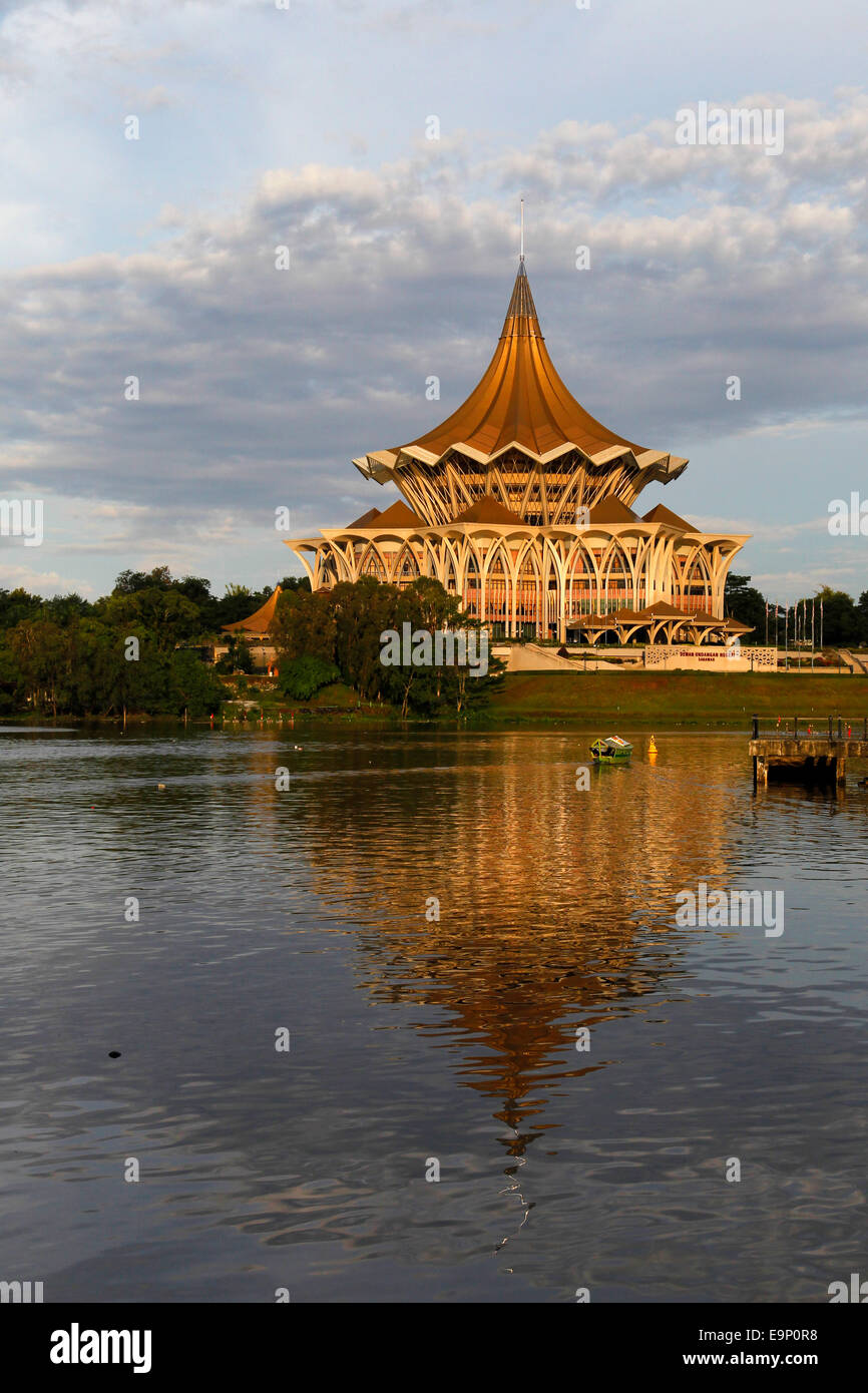 Nouveau bâtiment de l'Assemblée législative de l'État de Sarawak, Kuching, Sarawak, Malaisie Banque D'Images