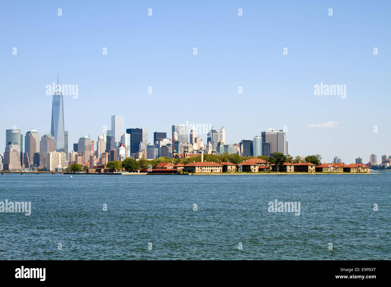Voir d'Ellis Island de l'autre côté de la rivière Hudson à Manhattan, New York City, NY, USA en arrière-plan. Banque D'Images