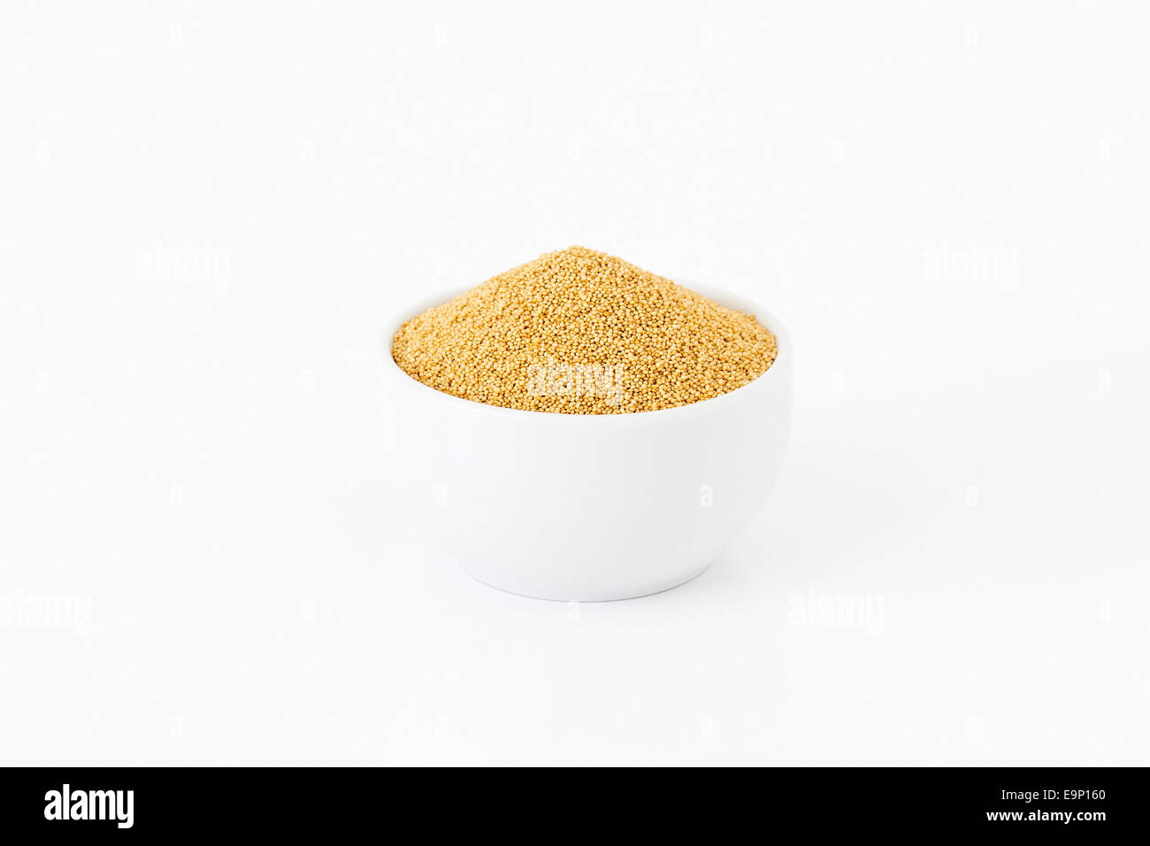 Les graines de quinoa sur fond blanc Banque D'Images