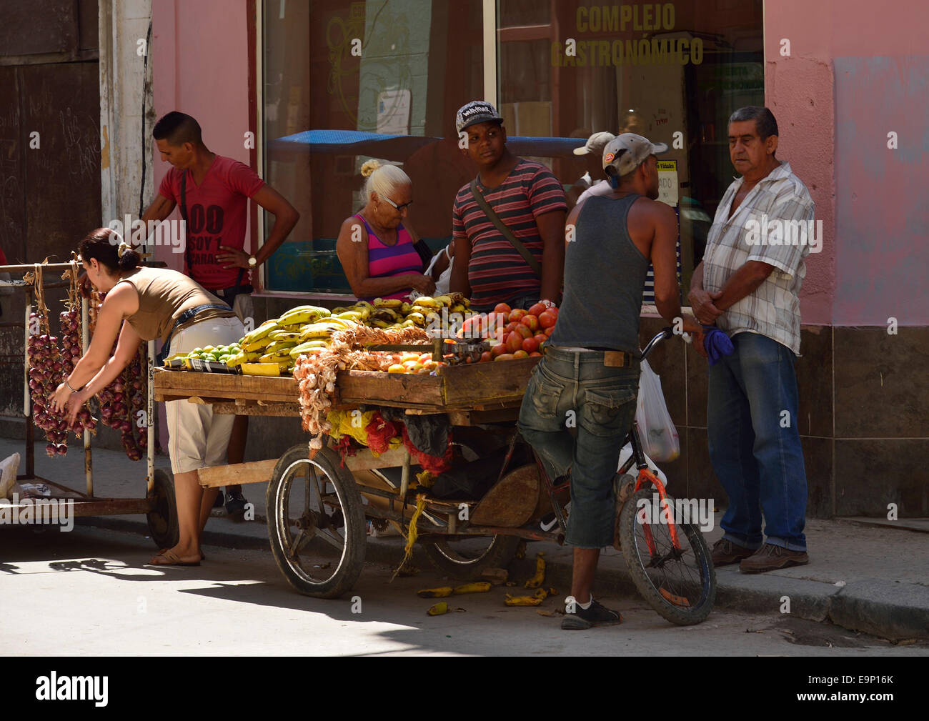 Street vendeur de fruits et légumes à l'aide d'un panier pour afficher ses marchandises Banque D'Images