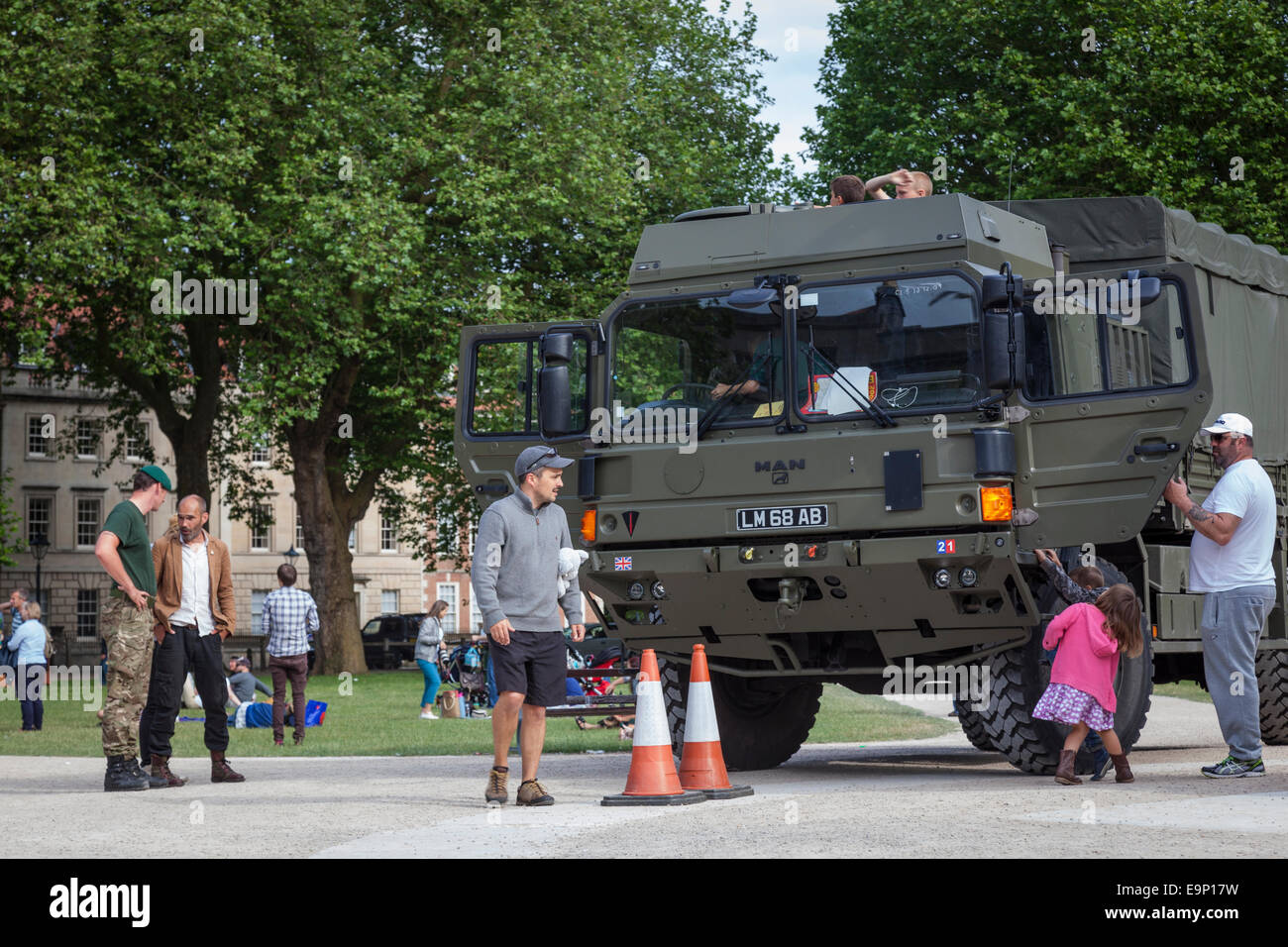 Les visiteurs explorent un véhicule de transport de l'armée qui constitue l'une des nombreuses attractions militaire dans la région de Queen Square, Bristol Banque D'Images