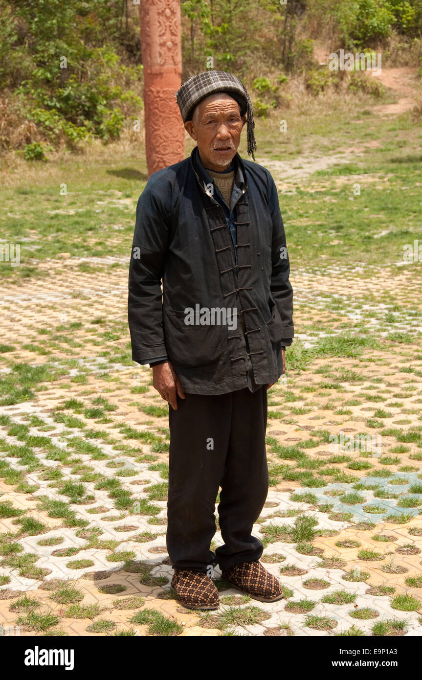 Homme âgé Buyei (Bouyei) en tenue traditionnelle, province du Guizhou, Chine Banque D'Images