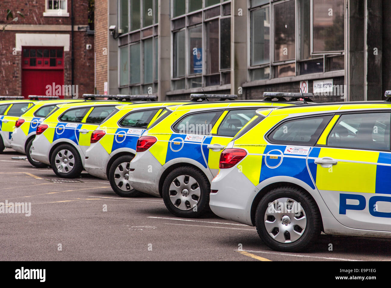 Des voitures de police en stationnement au poste de police, England, UK Banque D'Images