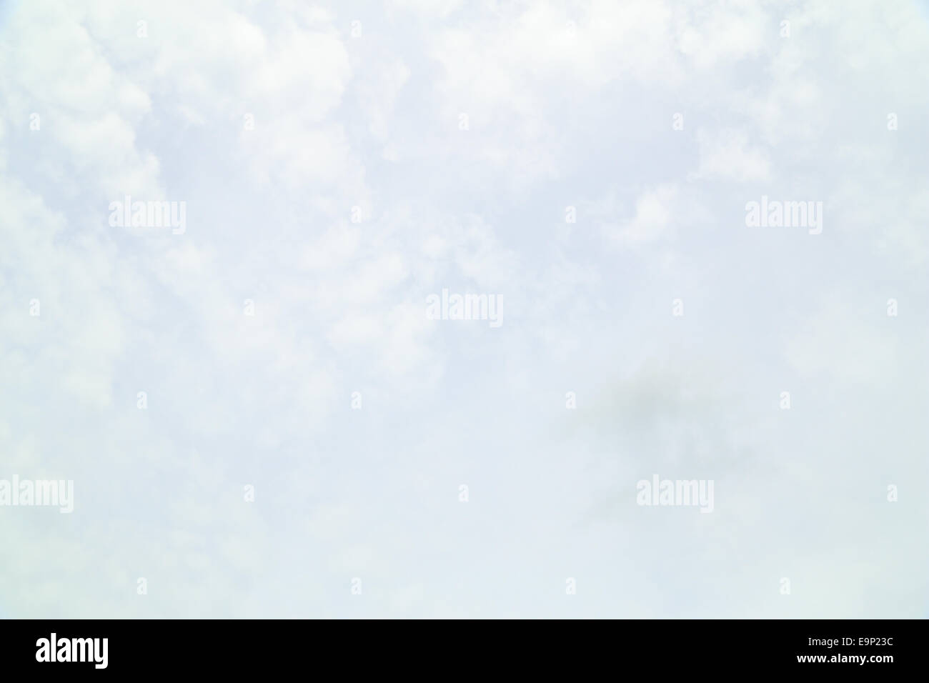 Clound blanc et blanc pour le fond de ciel Banque D'Images