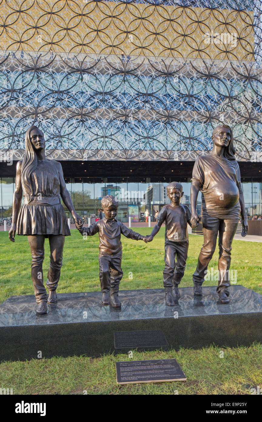 Une représentation de soeurs Roma et Emma Jones et leurs enfants par Gillian portant à l'extérieur de Birmingham (Angleterre, RU Bibliothèque Banque D'Images