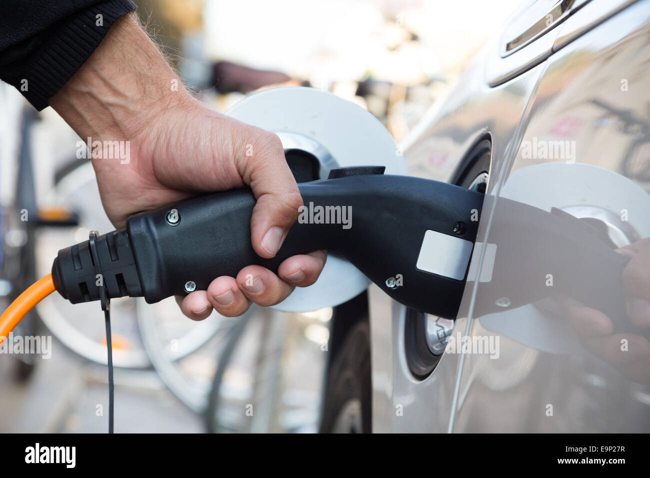Voiture électrique dans la station de charge. Banque D'Images