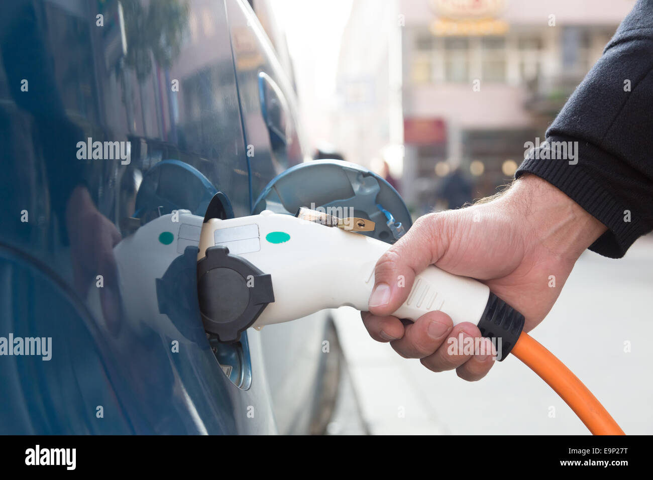 Voiture électrique dans la station de charge. Banque D'Images