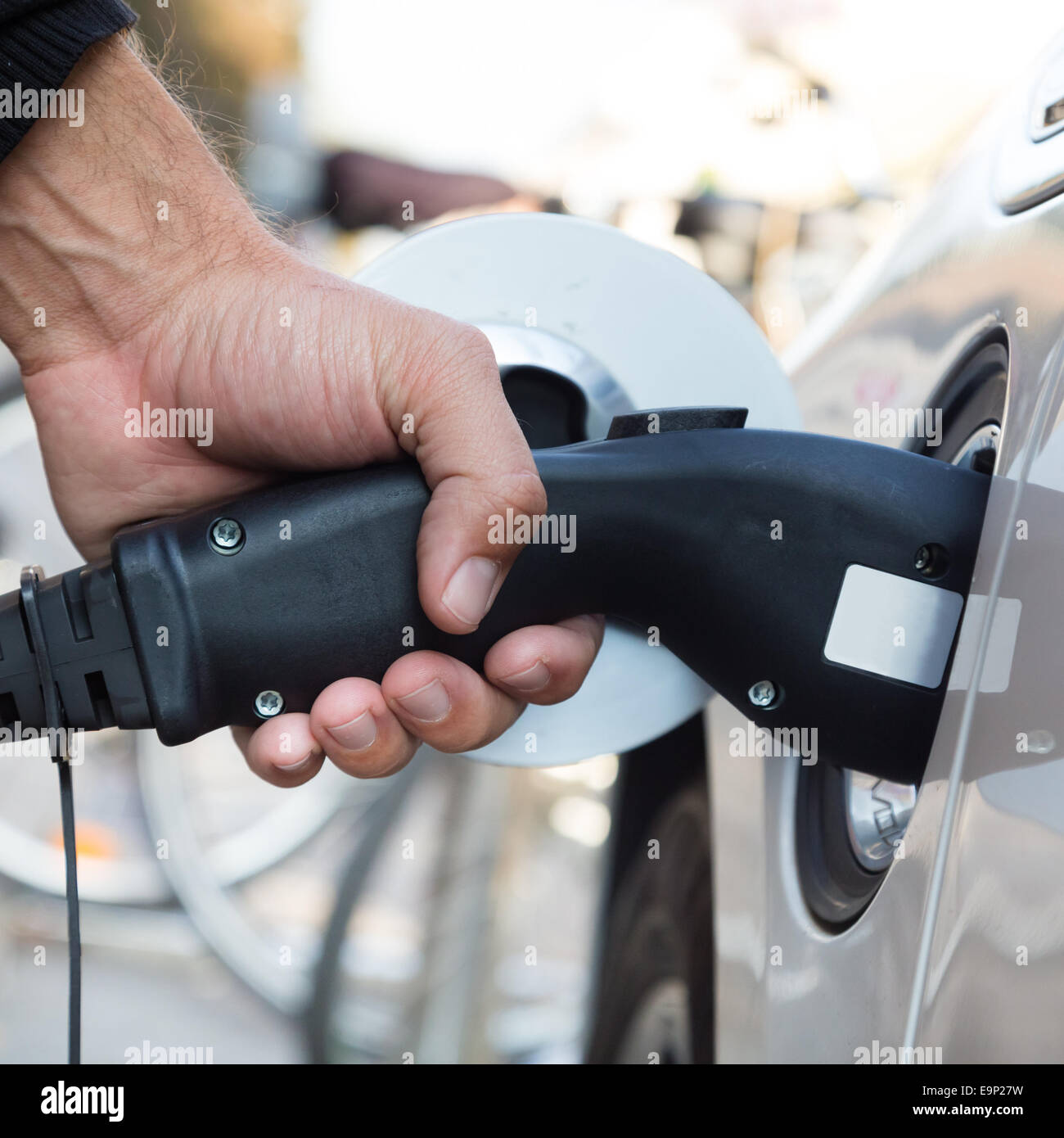 Voiture électrique dans la station de charge. Banque D'Images