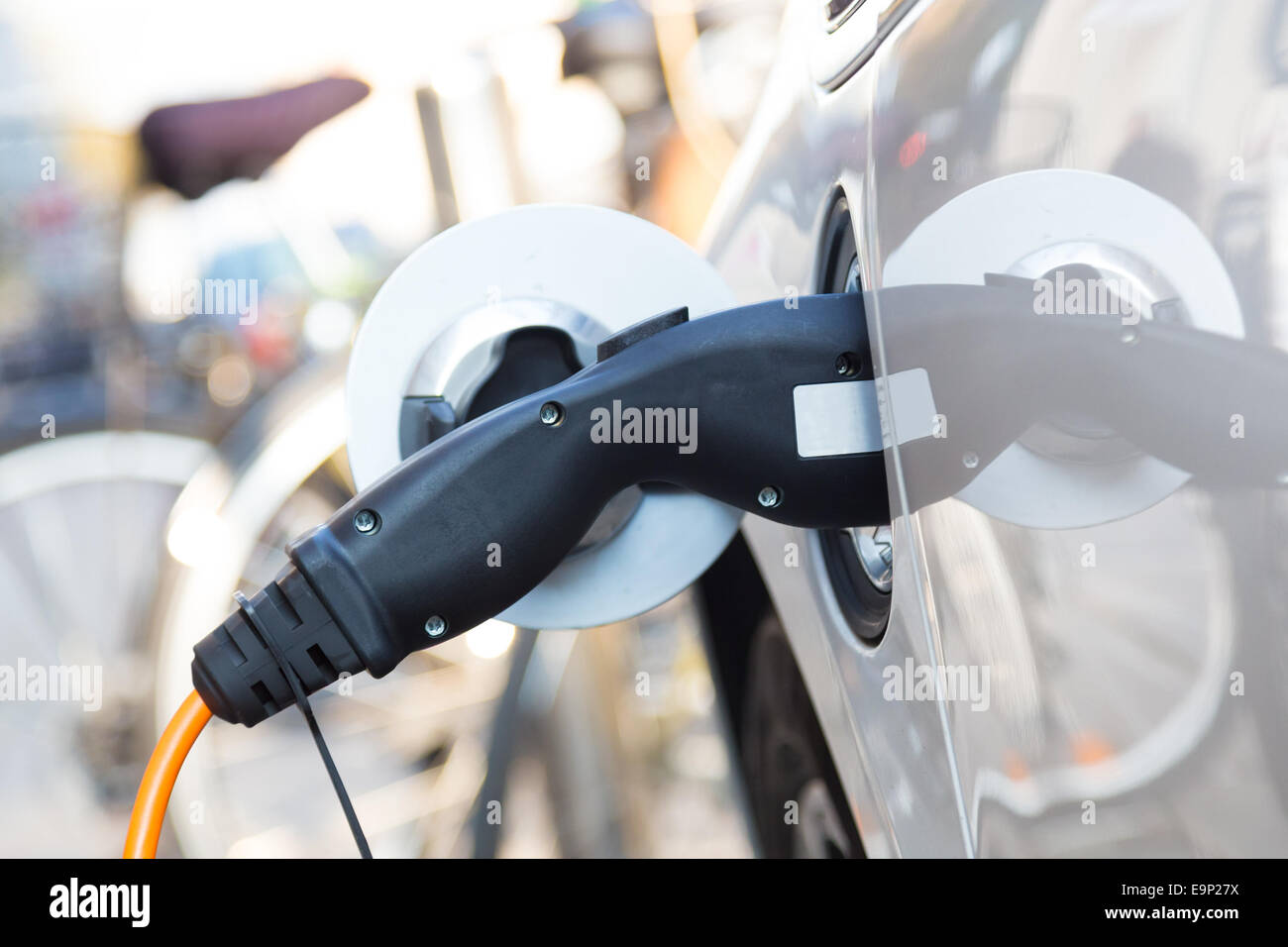 Voiture électrique dans la station de charge. Banque D'Images