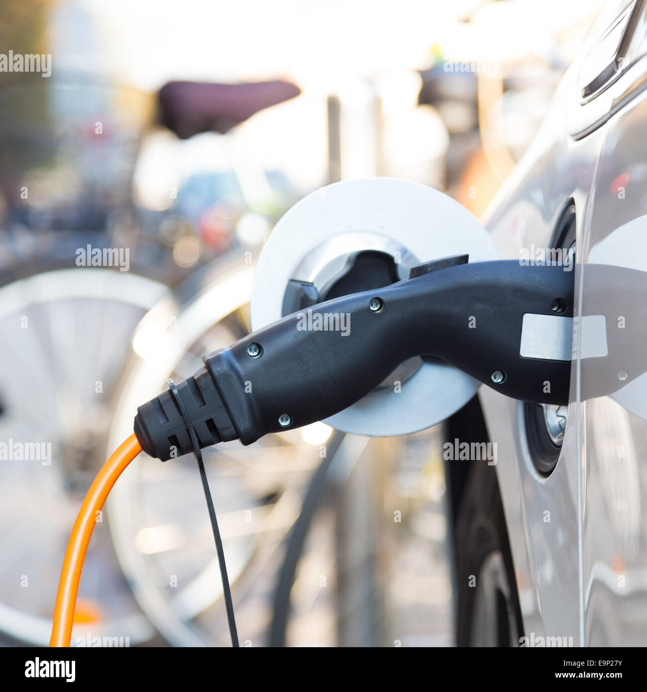 Voiture électrique dans la station de charge. Banque D'Images