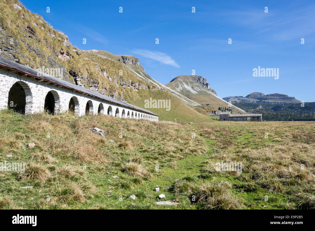 Les bâtiments en brique dans le Dolomites italiennes au cours d'une journée ensoleillée Banque D'Images