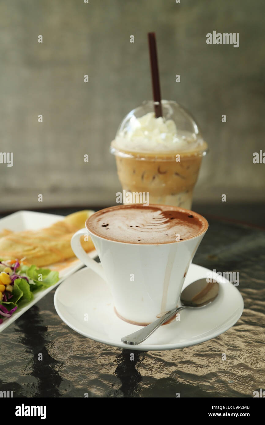 Tasse de chocolat chaud avec de la glace au café cafe Banque D'Images