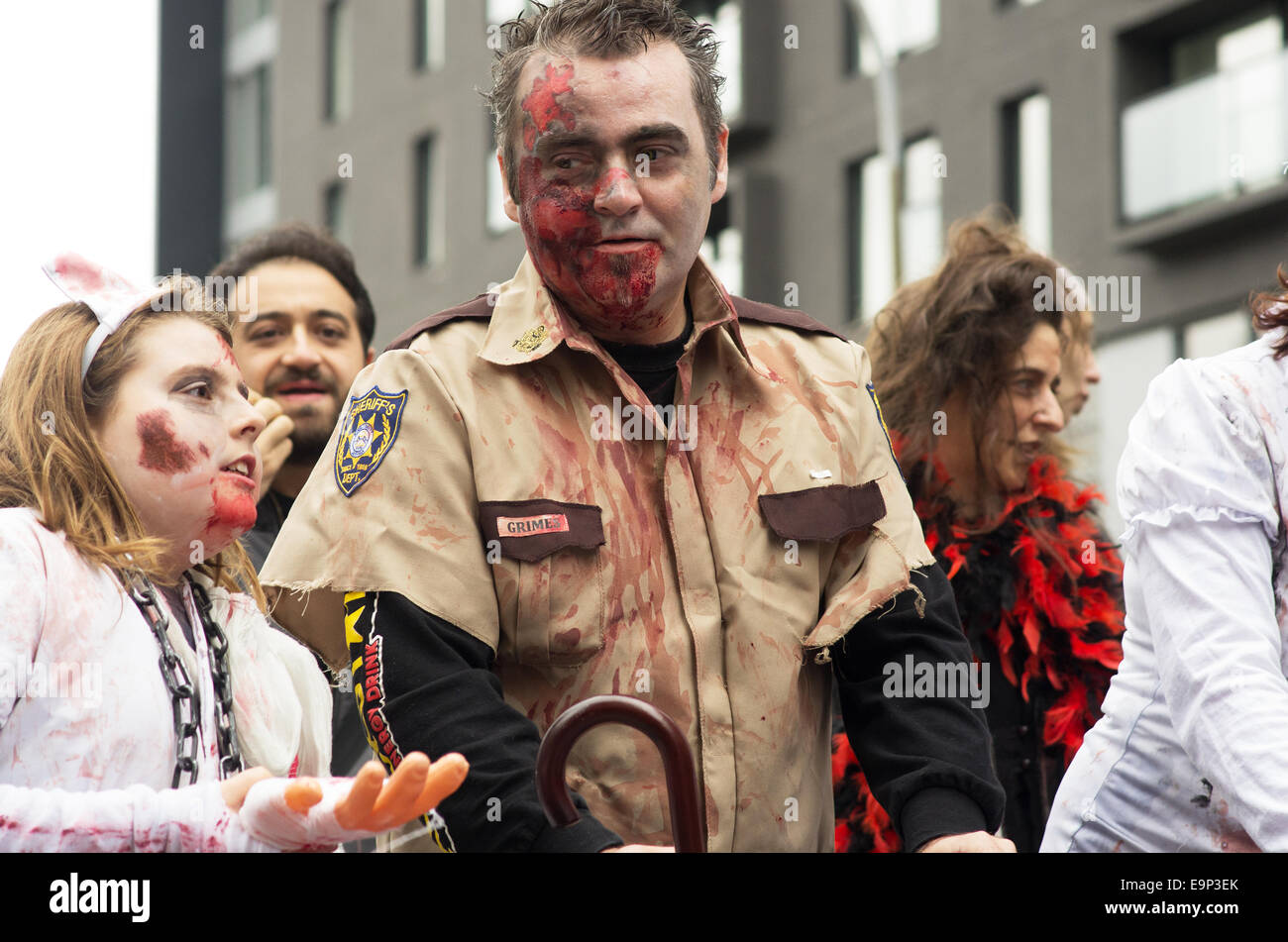 Promenade autour de participants déguisés en zombies et avons zombie Zombie Walk à Montréal maquillage édition 2014 Banque D'Images