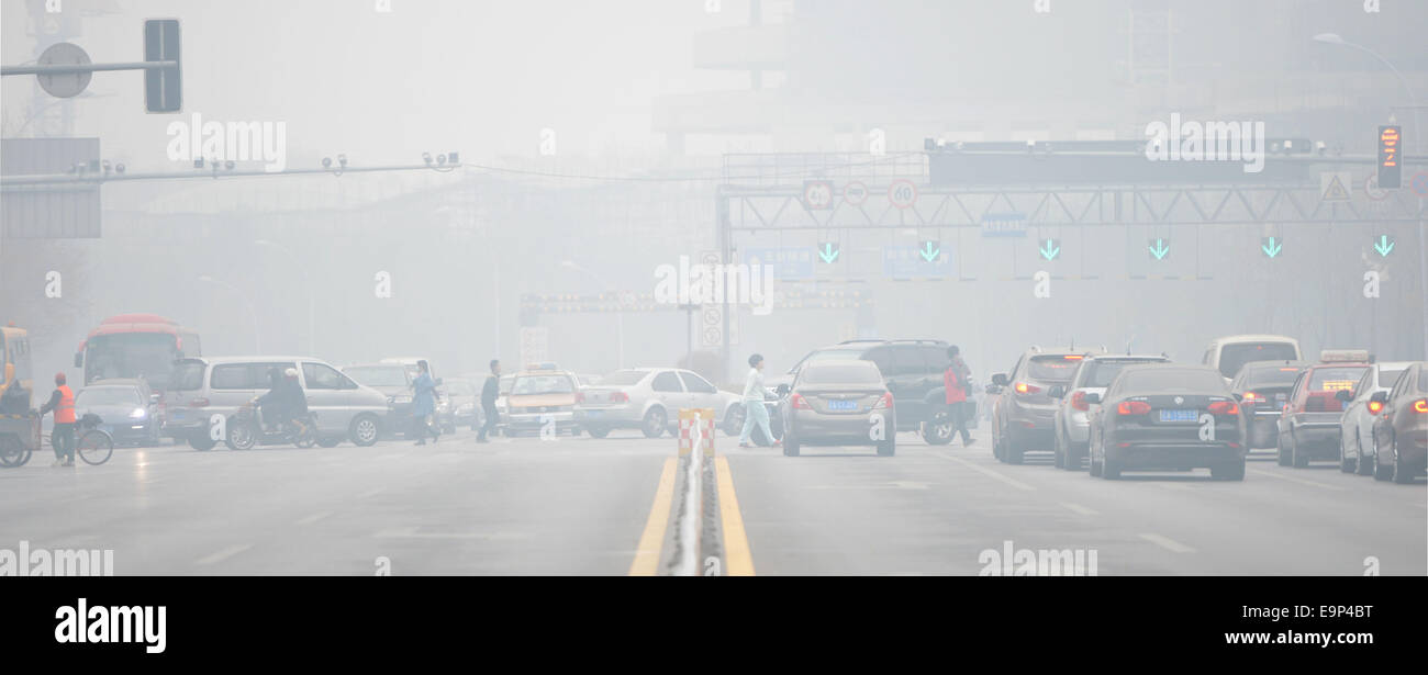 Shenyang, province de Liaoning en Chine. 31 octobre, 2014. Motorcars exécuter au milieu du brouillard et le smog à Shenyang, capitale de la province du Liaoning en Chine du nord-est, le 31 octobre 2014. La ville est victime de la plus grave pollution de l'air cet automne et le bureau météorologique local a émis l'alerte orange pour le brouillard et le smog. Credit : Yao Jianfeng/Xinhua/Alamy Live News Banque D'Images