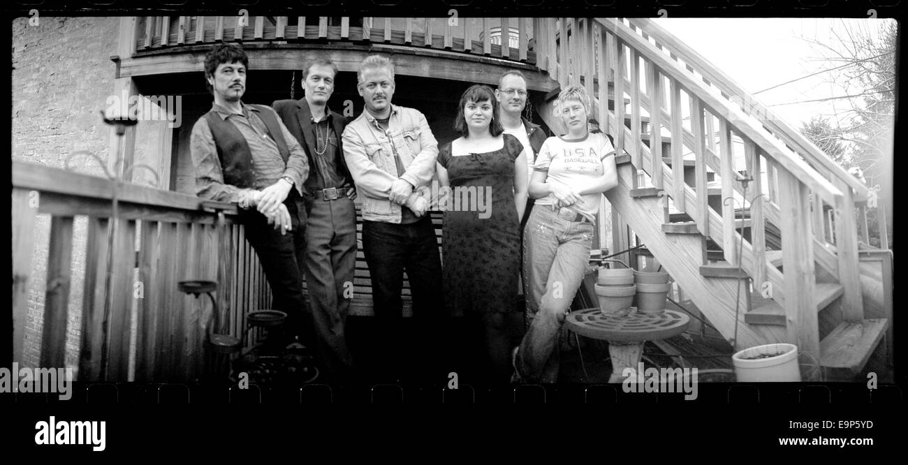 Posée portrait de groupe légendaire de rock Les Mekons. Banque D'Images