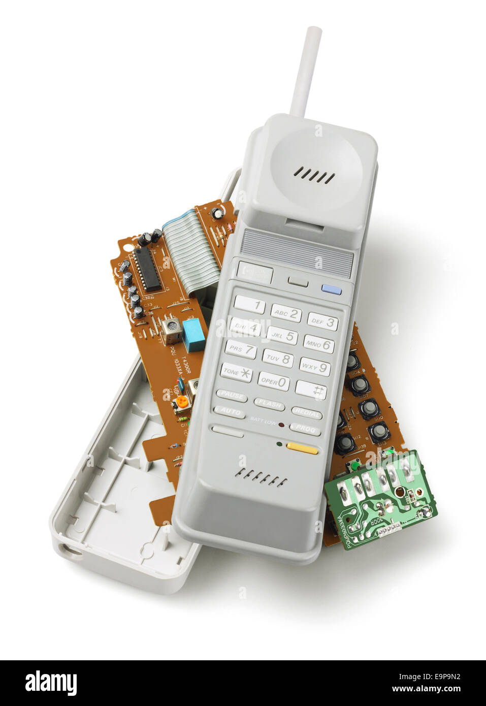 Téléphone sans fil combiné et composants sur fond blanc Banque D'Images