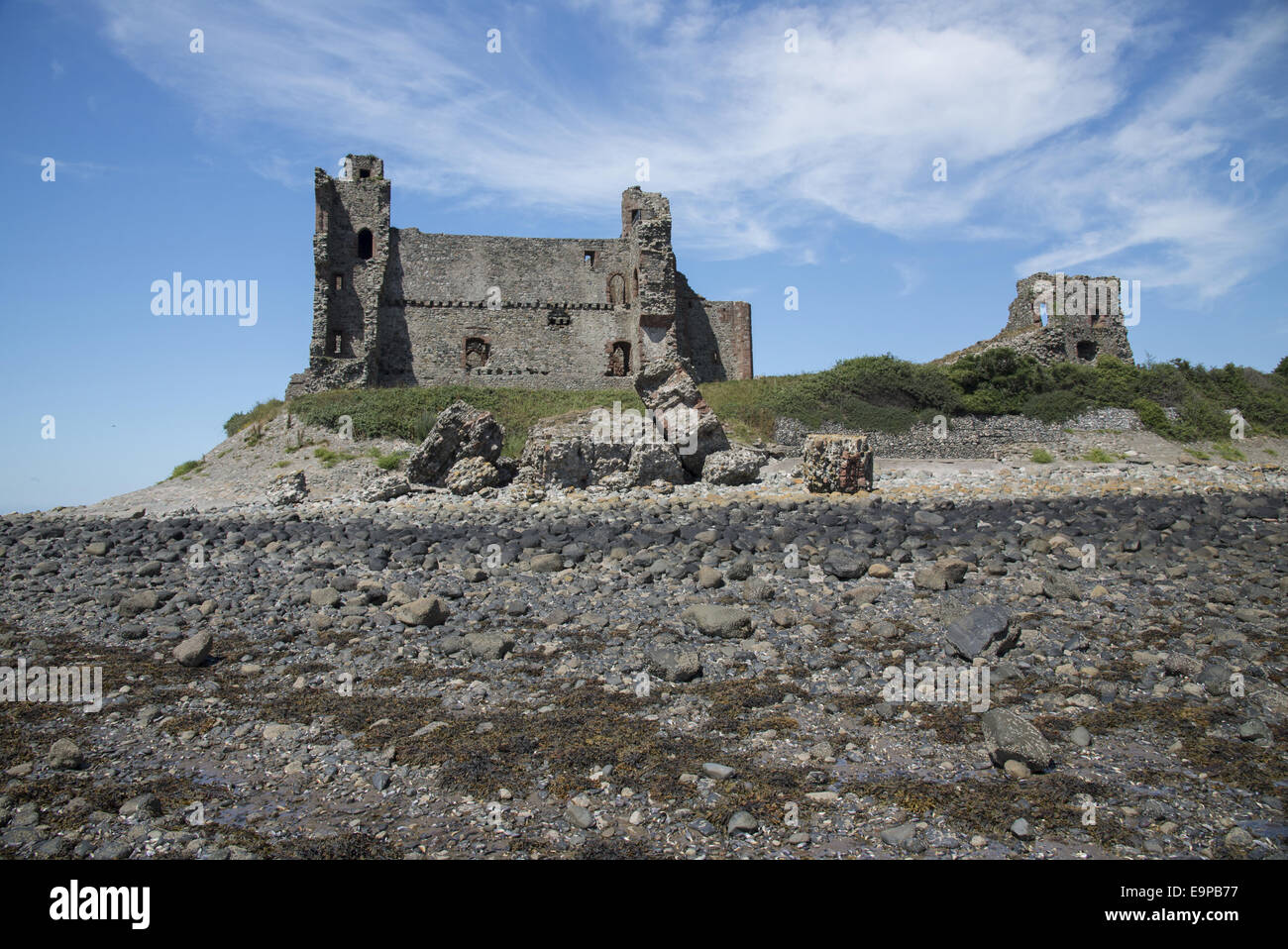 Vue sur plage rocheuse et château en ruine, Piel Castle, Piel Island, îles de Furness, Barrow-in-Furness, Cumbria, Angleterre, juillet Banque D'Images