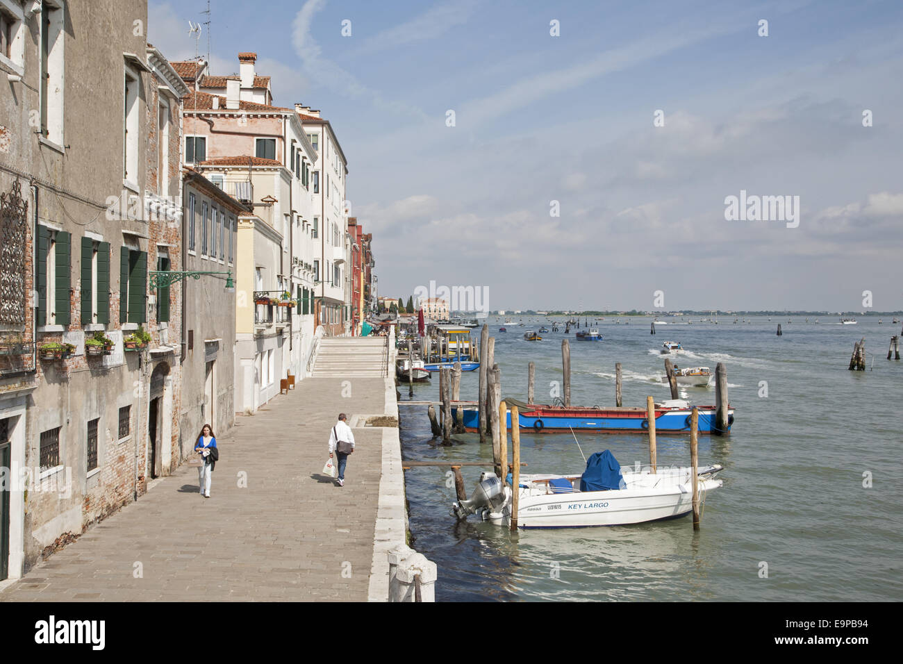 Vue sur la rue et le bord de l'eau avec des bateaux, Fondamente Nuove, quartier de Cannaregio, lagune de Venise, Venise, Vénétie, Italie, mai Banque D'Images