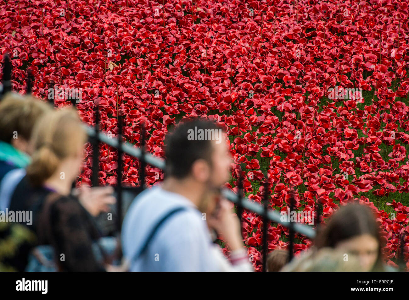 Londres, Royaume-Uni. 30Th Oct, 2014. Dernier message par du sang a balayé les terres et les mers de rouge - Les noms des morts sont lus et un clairon dernier message au milieu d'une mer de coquelicots en céramique - ils forment une oeuvre dans les douves de la Tour de Londres à l'occasion du centenaire de la première guerre mondiale. Ils ont été créés par la société commerciale Paul Cummins céramique, un véhicule de l'artiste. Tour de Londres, 30 Oct 2014. Crédit : Guy Bell/Alamy Live News Banque D'Images