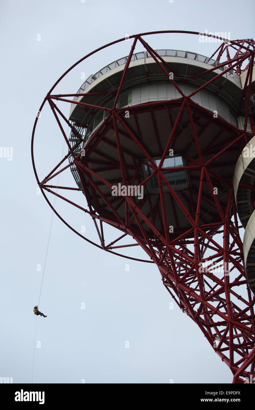 La descente en rappel de l'Arcelor Mittal en orbite autour de la sculpture la plus haute du Royaume-Uni dans le parc Queen Elizabeth Olympic Park. Stratford. Londres Banque D'Images