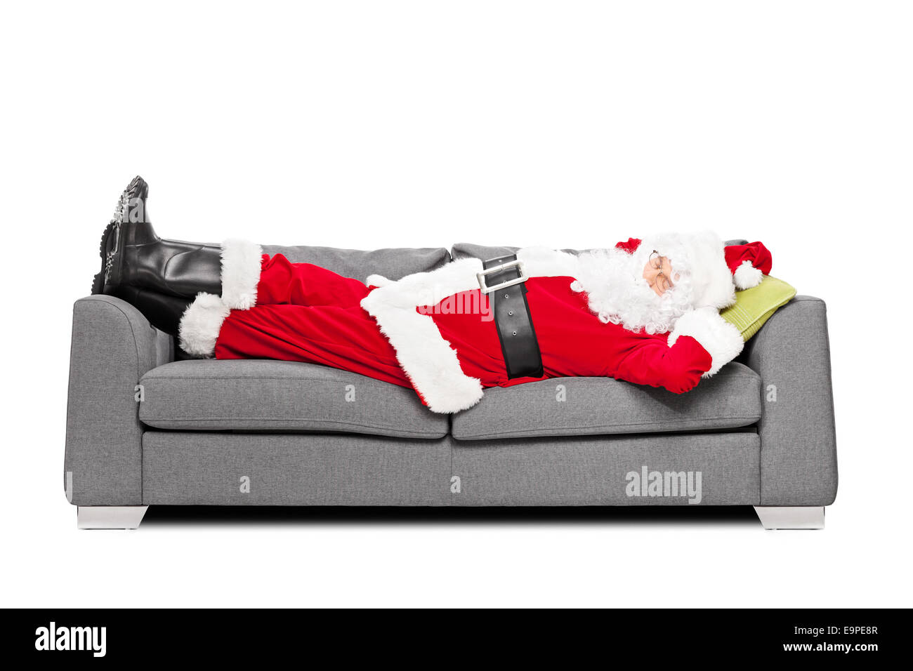 Santa Claus de dormir sur un canapé moderne isolé sur fond blanc Banque D'Images