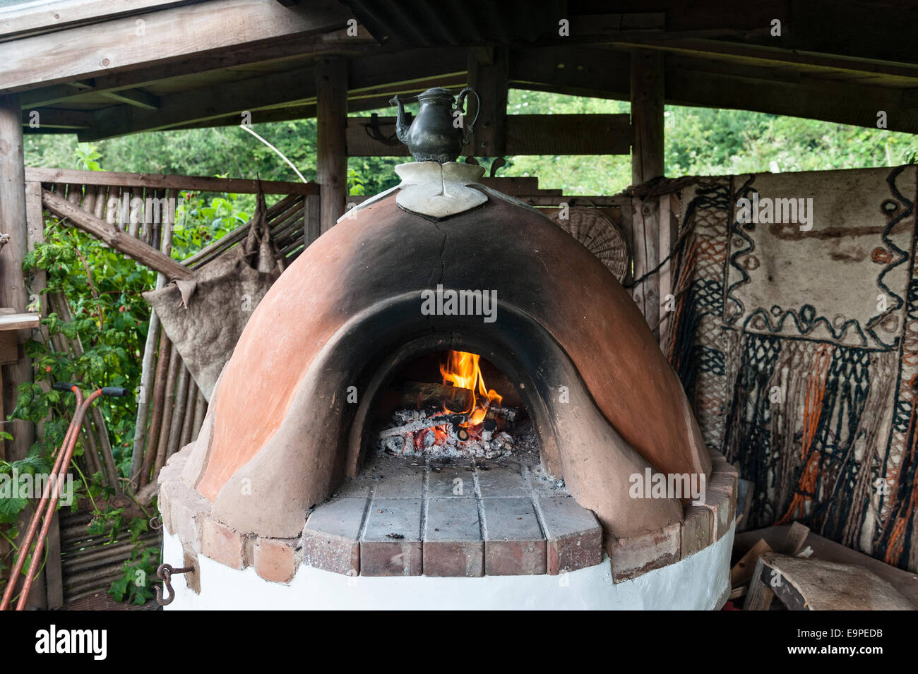 Une maison faite d'argile au feu de bois four à pizza Photo Stock - Alamy