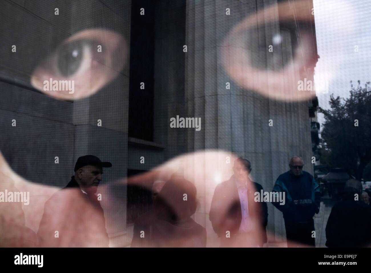 Thessalonique, Grèce. 31 octobre, 2014. Les porteurs d'manifestation devant la Banque de Grèce comme vu par une bannière représentant une caricature de la vice-Premier Ministre et Ministre des affaires étrangères Evangelos Venizelos. À l'occasion de l'épargne mondiale Journée environ 50 petits obligataires qui ont subi des pertes importantes au cours de l'énorme dette publique radiation sur 2012, affirment avoir été trompés par le gouvernement et demandent une indemnisation. Thessalonique, Grèce le 31 octobre 2014. Credit : Konstantinos Tsakalidis/Alamy Live News Banque D'Images