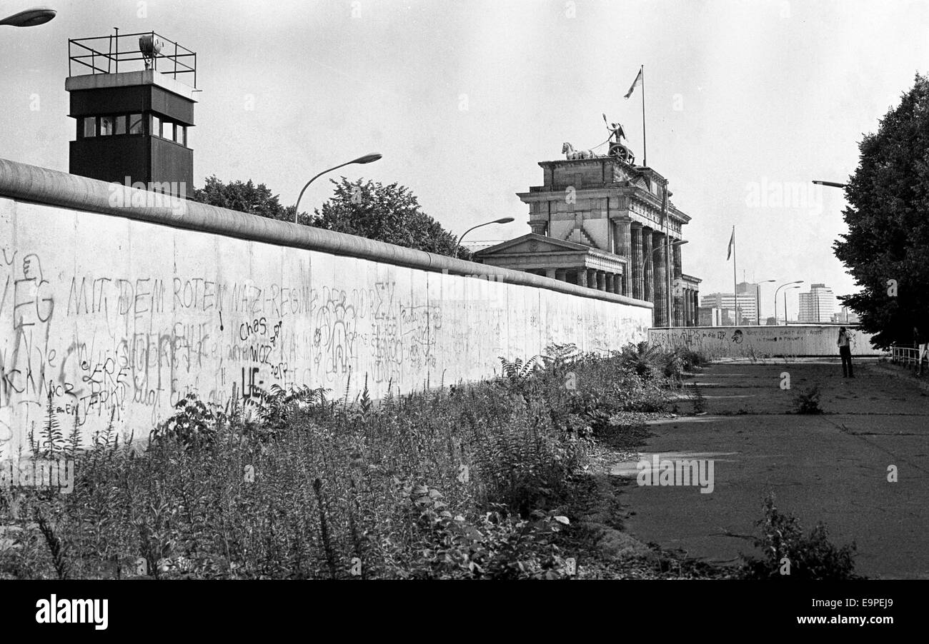 Le mur de Berlin et de la porte de Brandebourg à Berlin, Allemagne, 16 juillet 1986. Photo : Wolfgang Kumm/dpa Banque D'Images